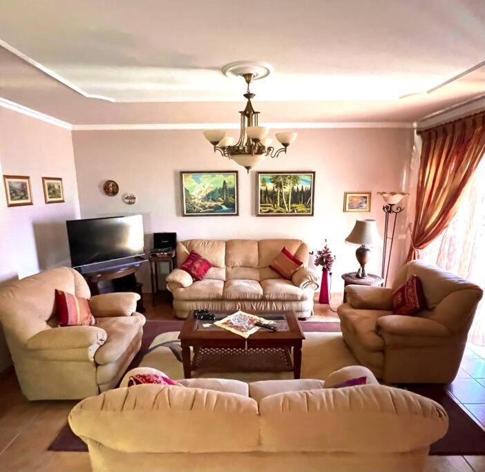 Central Tirana Flat Near Bazaar エクステリア 写真